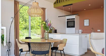 A cosy bungalow for four people with its own hot tub, situated in the green heart of Drenthe amongst the woods of Gasselte