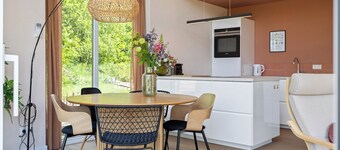 A cosy bungalow for four people with its own hot tub, situated in the green heart of Drenthe amongst the woods of Gasselte