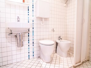 A bathroom with a sink, toilet, bidet, and a shower area. - Bright property near Bibione spa (Bibione)