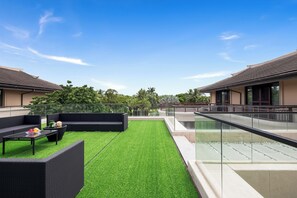 經典三人房, 庭院, 泳池景觀 | 住宿一隅