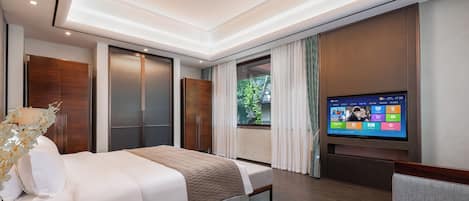 Classic-Dreibettzimmer, Terrasse, Poolblick | Bügeleisen/Bügelbrett, kostenloses WLAN