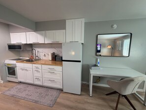 Private kitchen - Twin Oaks Extended Stay One Bedroom - 2817 Apt 13 (Syracuse)