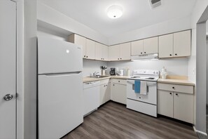 Fridge, oven, stovetop, coffee/tea maker - Elegant Chateau Escape | Parking Included (Wilmington)