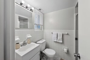 Hair dryer, towels - Elegant Chateau Escape | Parking Included (Wilmington)