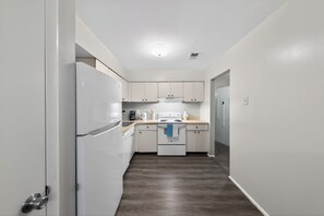 Fridge, oven, stovetop, coffee/tea maker