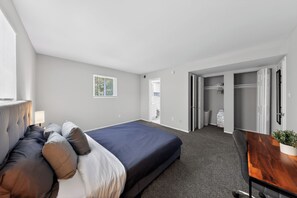 Desk, iron/ironing board, travel cot, free WiFi - Elegant Chateau Escape | Parking Included (Wilmington)