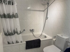 Hair dryer, towels, soap, toilet paper - Vrbo Property (Hückeswagen)