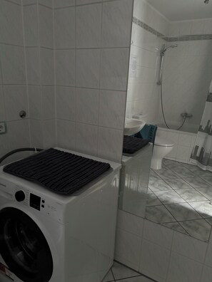 Hair dryer, towels, soap, toilet paper - Vacation apartment WohlfühlQuartier Hückeswagen, temporary living in a 2 room apartment. (Hückeswagen)