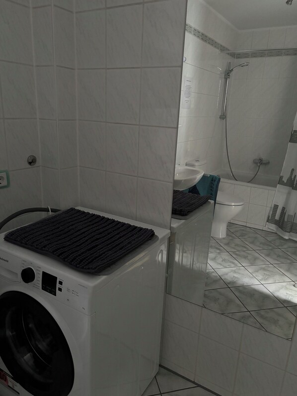 Secador de cabelo, toalhas de banho, sabonete, papel higiênico