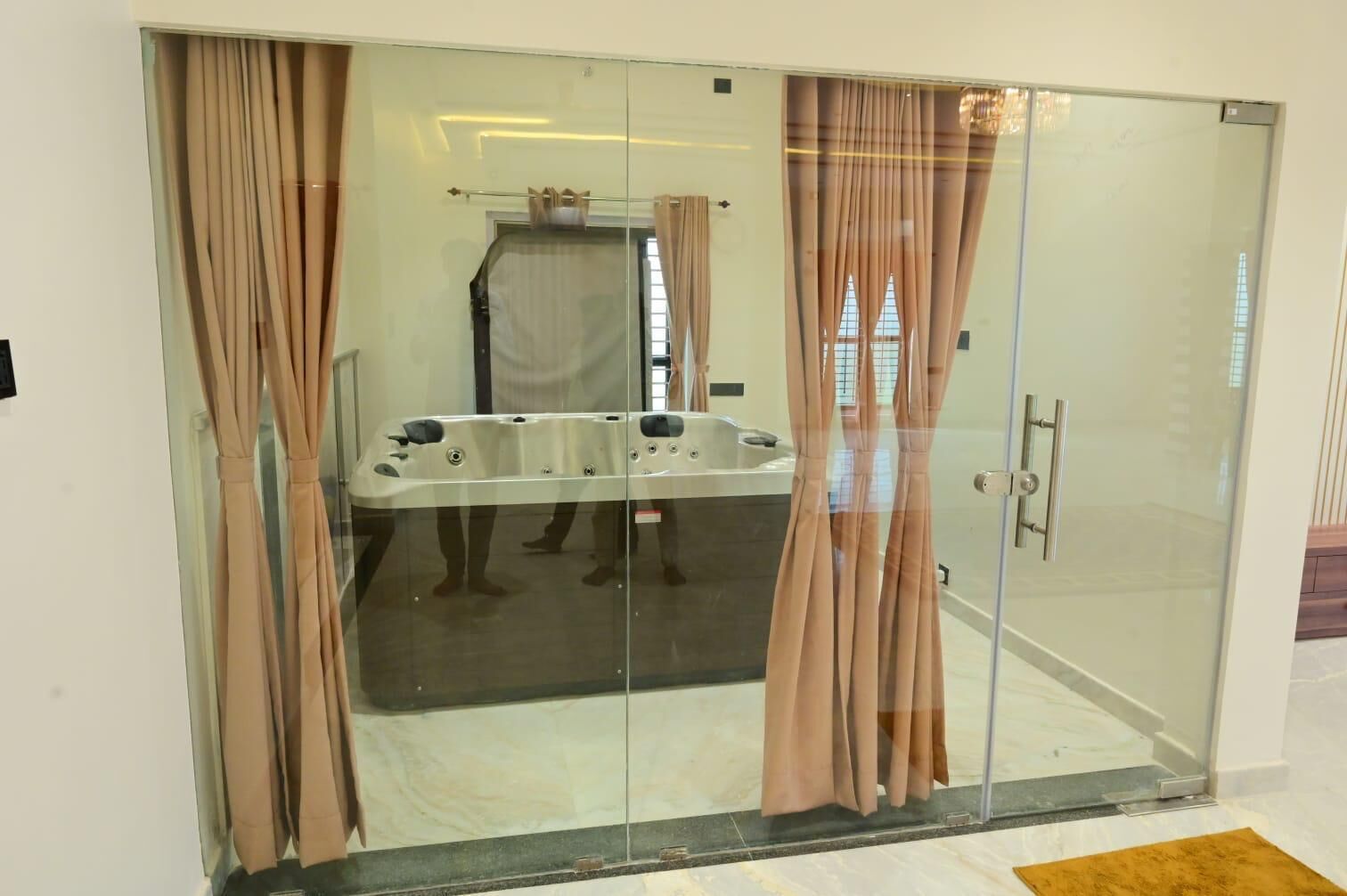 Douche, serviettes fournies, papier toilette