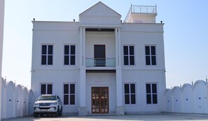 Exterior - 4-bedroom bungalow in marvelous Isarwarpur with cool AC (Isarwarpur)