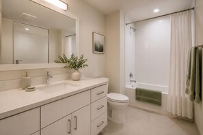 Superior-Zimmer | Badezimmer | Kostenlose Toilettenartikel, Haartrockner, Handtücher, Seife
