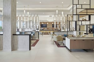 Un interior moderno con una zona de estar central, una barra y un espacio para comer.