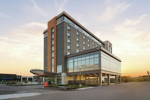 A modern hotel building with a prominent entrance, large windows, and a flat roof. - TownePlace Suites by Marriott Vaughan (Vaughan)
