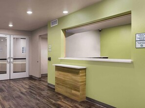 Interior - Woodspring Suites Woodbridge Menlo Park (METUCHEN)
