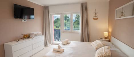 4 Schlafzimmer, Zimmersafe, Schreibtisch, Bügeleisen/Bügelbrett