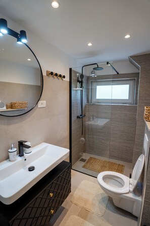 Shower, hair dryer, towels, soap - Spacious 4-bedroom house in charming Brod Moravice with AC (Brod Moracice)