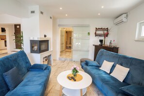 Smart TV, fireplace, music library, video library - Spacious 4-bedroom house in charming Brod Moravice with AC (Brod Moracice)