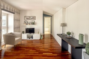 A modern living room with a sofa, TV, and a console table. - Downtown Riverside V by Homing (Lisbon)