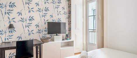 1 bedroom, bed sheets