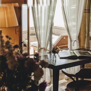 A room with a table, a lamp, a book, and a vase with flowers. - Ma' Ca' - New York (Praiano)