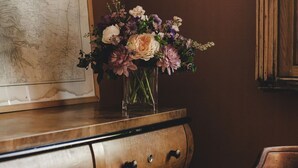 A wooden dresser with a vase of flowers and a map on top. - Ma' Ca' - Cupola d' oro (Praiano)
