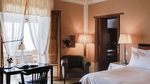 A hotel room with a bed, a desk with a chair, a lamp, and a wardrobe. - Ma' Ca' - Cupola d' oro (Praiano)
