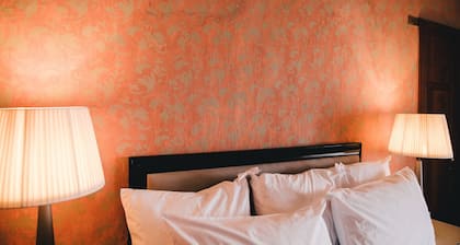 Ma' Ca' - Red Room