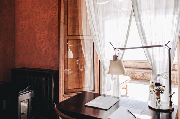 Interior - Ma' Ca' - Red Room (Praiano)