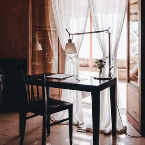 Interior - Ma' Ca' - Red Room (Praiano)