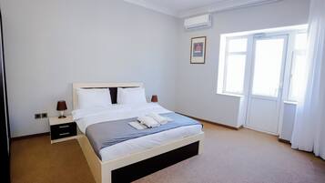 Deluxe-Doppelzimmer, Balkon | Schreibtisch, laptopgeeigneter Arbeitsplatz, Bügeleisen/Bügelbrett