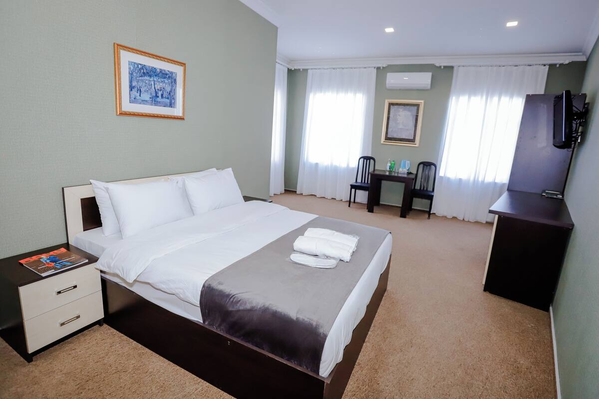 Habitación doble superior, vistas al mar | Escritorio y espacio para trabajar con un portátil