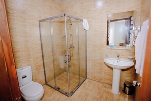 Standard Double Room | Bilik Mandi | Pancuran mandi, kelengkapan dandanan diri percuma, pengering rambut 