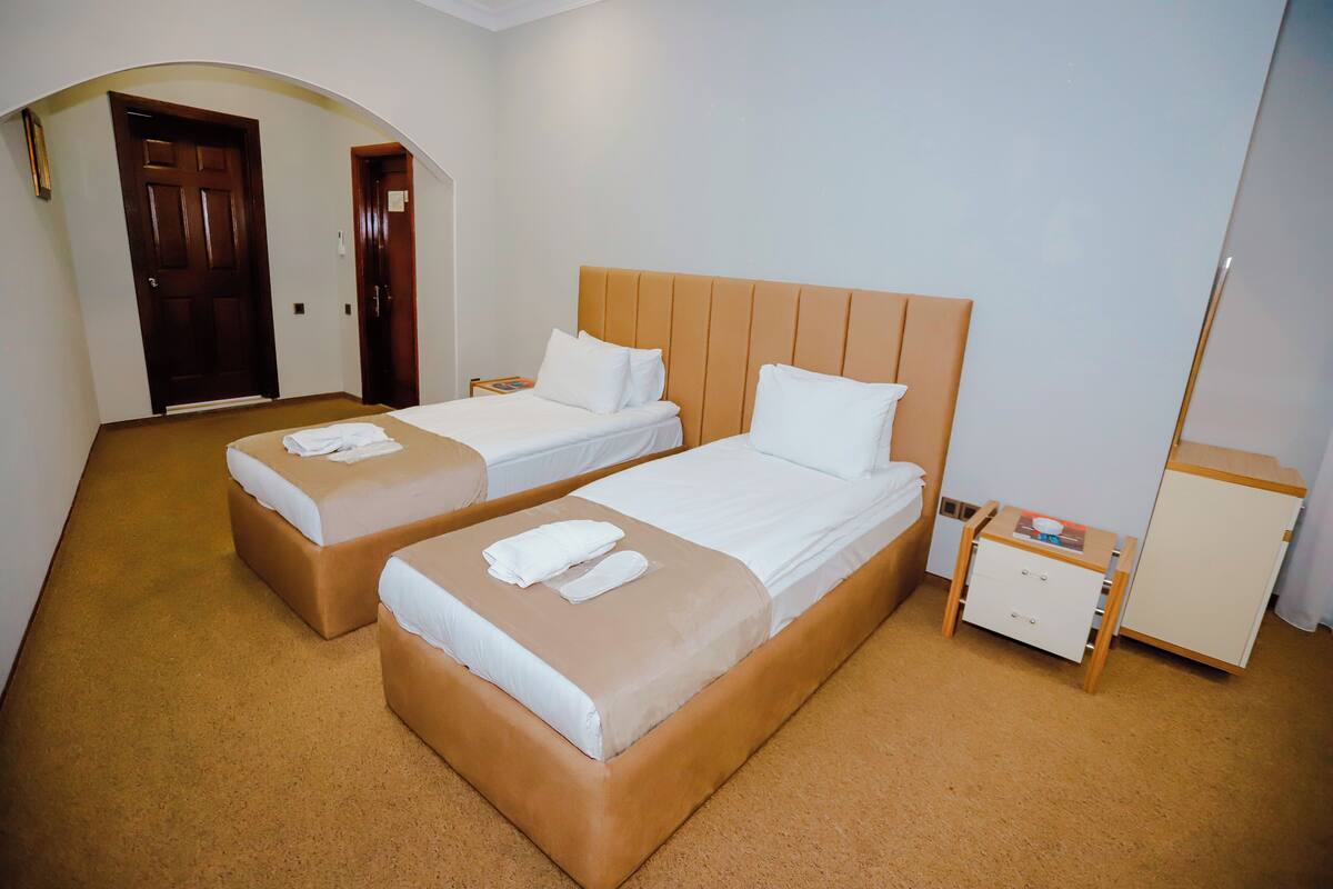 Habitación con 2 camas individuales | Escritorio y espacio para trabajar con un portátil