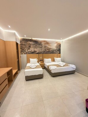 Habitación triple superior, vistas a la ciudad | Caja fuerte, escritorio, wifi gratis