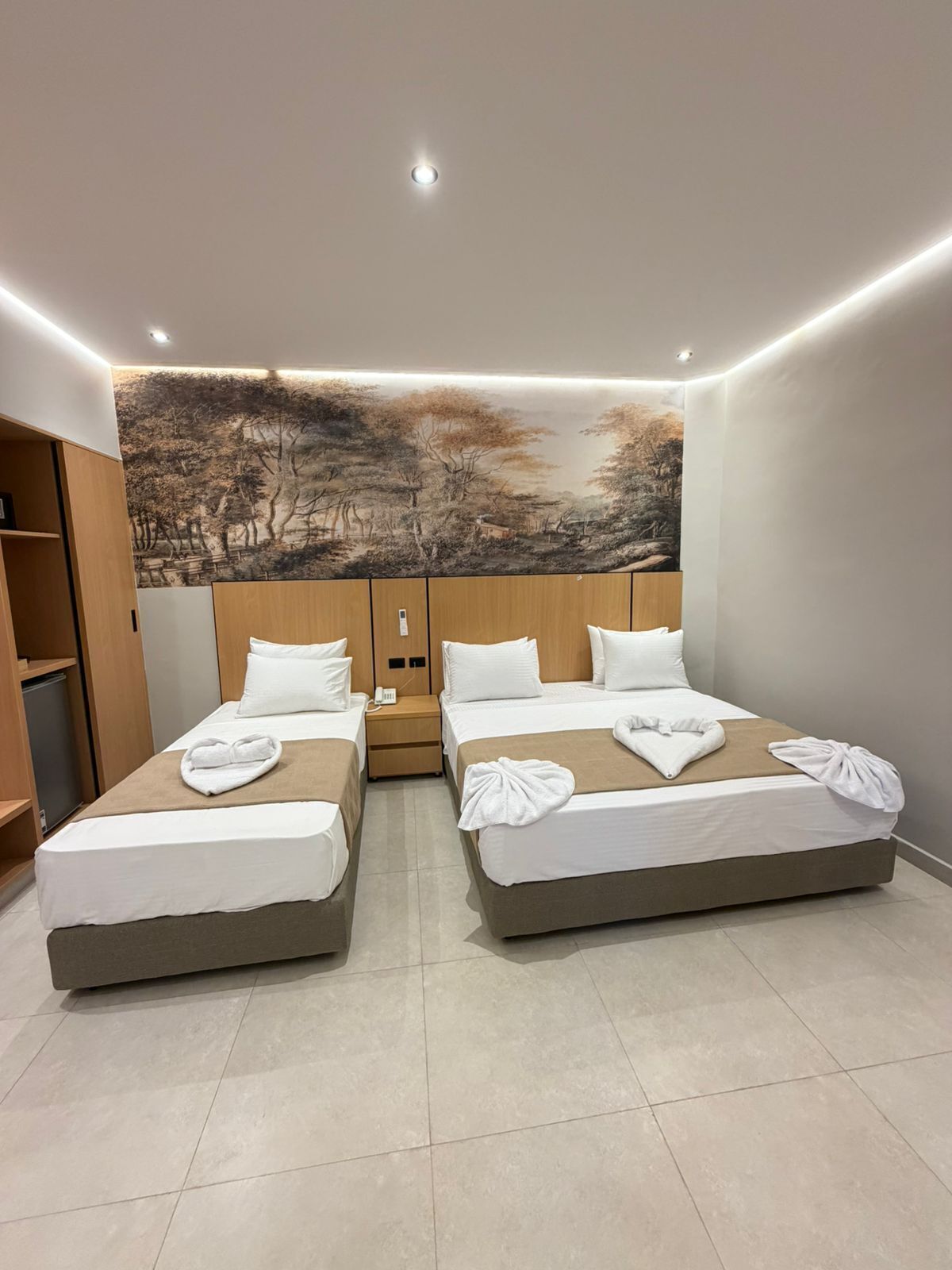 Habitación triple superior, vistas a la ciudad | Caja fuerte, escritorio, wifi gratis