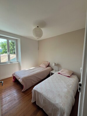 WiFi, bed sheets - Vrbo Property (Guipavas)