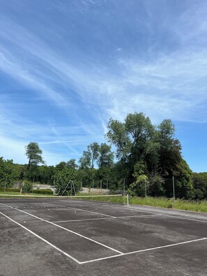 Sports court - Vrbo Property (Guipavas)