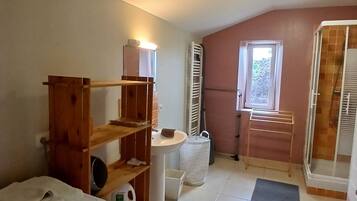 Sèche-cheveux, serviettes fournies, savon, papier toilette