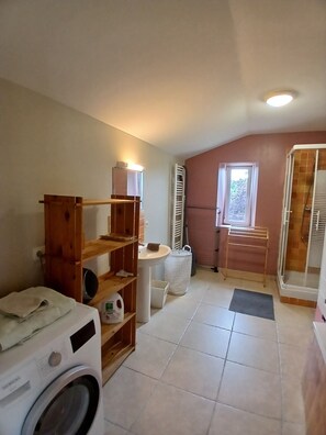 Hair dryer, towels, soap, toilet paper - Vrbo Property (Guipavas)