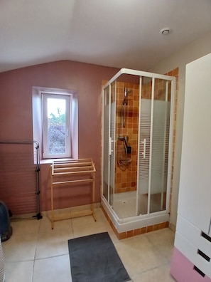 Hair dryer, towels, soap, toilet paper - Dependency rental in the countryside between land and sea, ideal for families! (Guipavas)