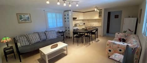 Apartment, 2 Bedrooms, Balcony, Garden View | Living room