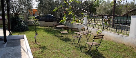 Apartamento, 2 quartos, sacada, vista para o jardim | Opções para refeição ao ar livre