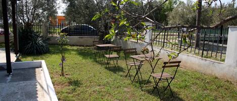Apartment, 2 Bedrooms, Balcony, Garden View | Outdoor dining