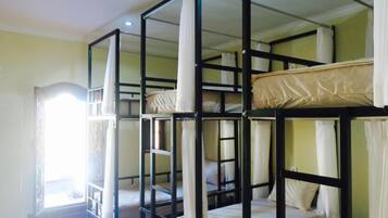 Standaard slaapzaal, balkon | Een bureau, gratis wifi, beddengoed