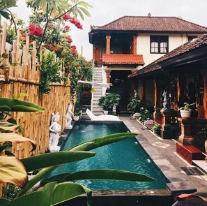 Outdoor pool, pool loungers - Inn Between Hostel (UBUD)