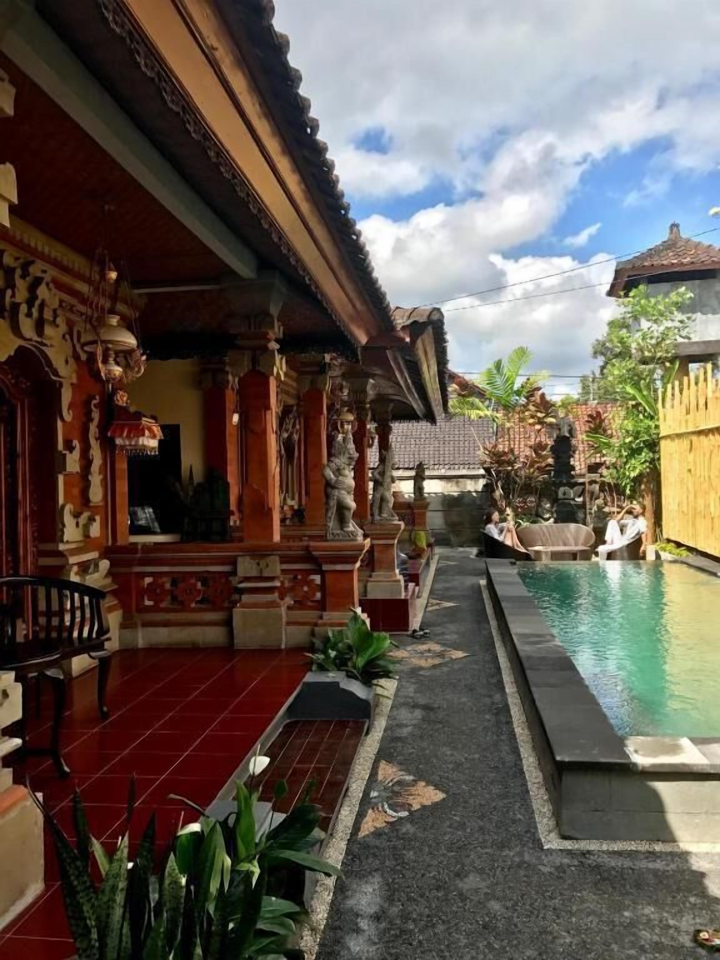 Kolam renang outdoor, dengan kursi berjemur