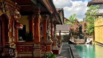 Kolam renang outdoor, dengan kursi berjemur
