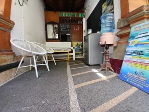 Reception - Inn Between Hostel (UBUD)