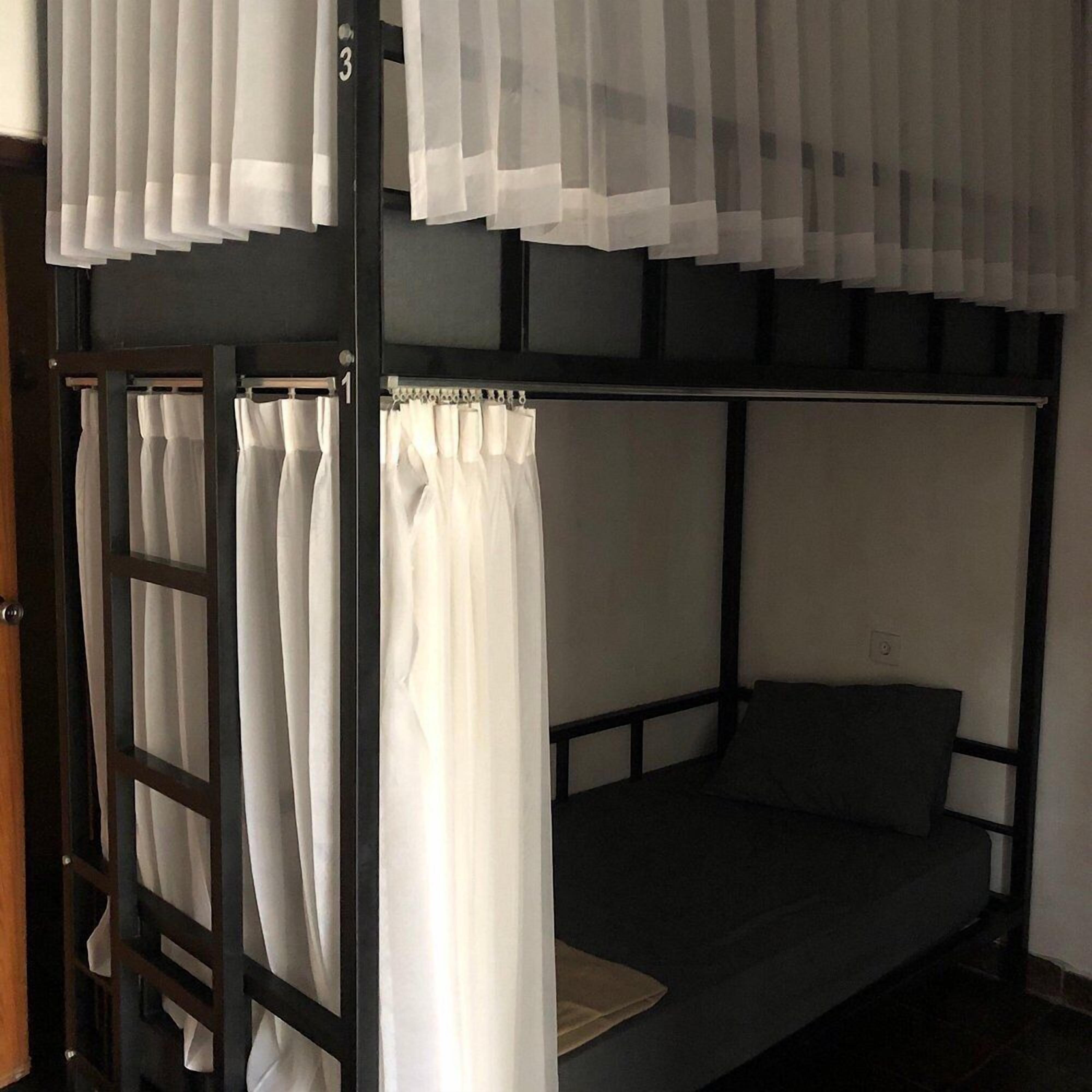 Dortoir Partagé Standard, balcon | Bureau, Wi-Fi gratuit, draps fournis